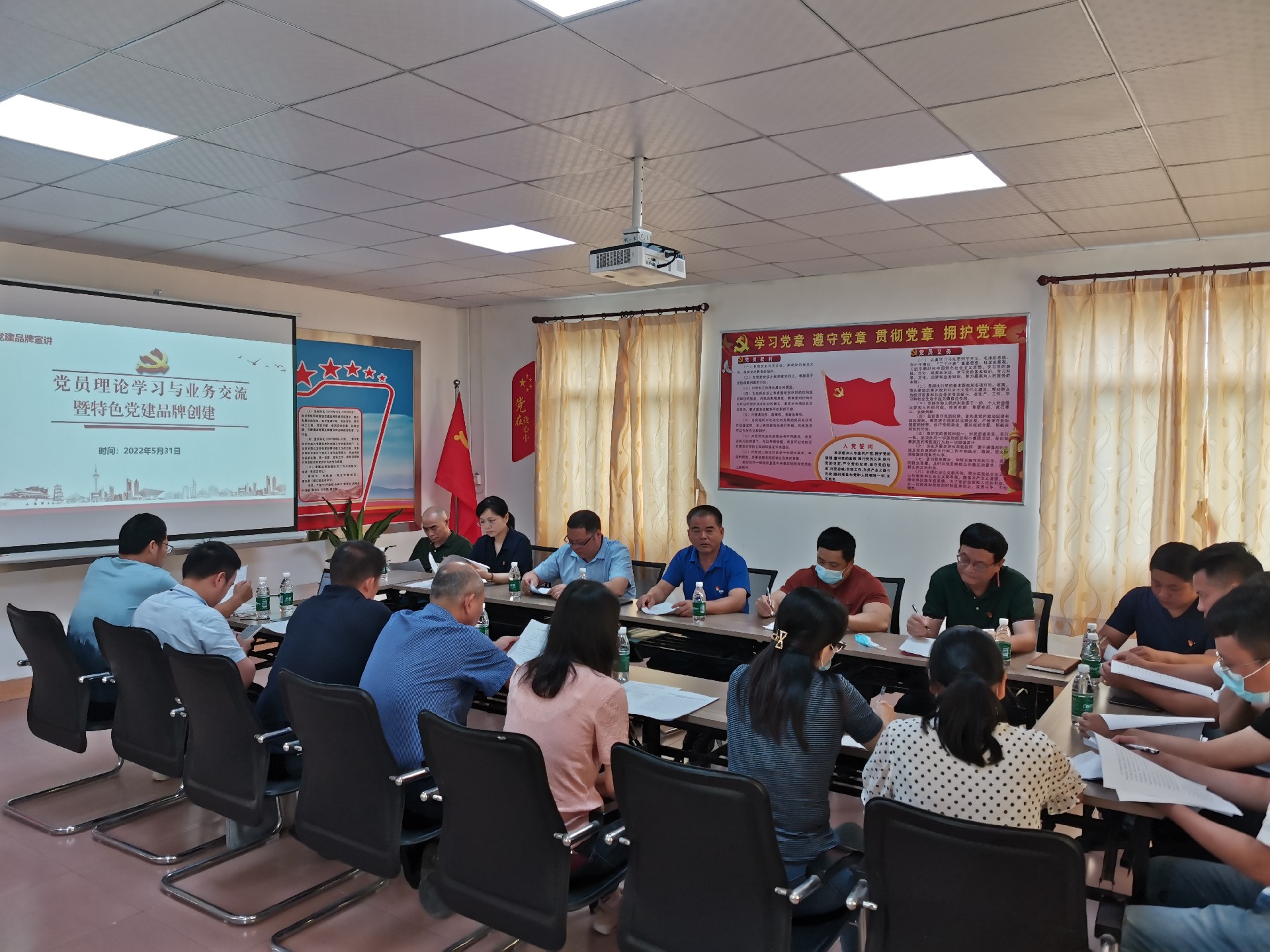 市政公司機(jī)關(guān)黨員與 基層黨員開展學(xué)習(xí)交流活動